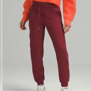 Lululemon Scuba High-Rise Jogger
Mulled Wine